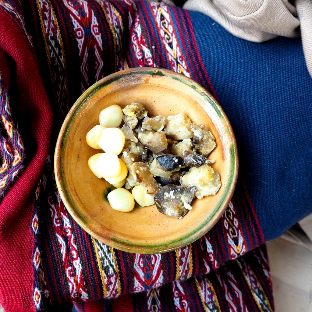 Colación: papa moraya, huevo y choclo - Teñidos naturales en Chinchero
