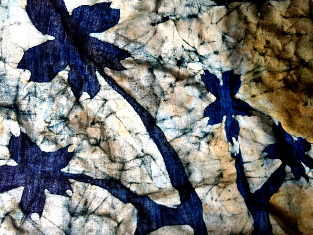 Batik sobre lino encerado con pincel. Teñido con índigo eco