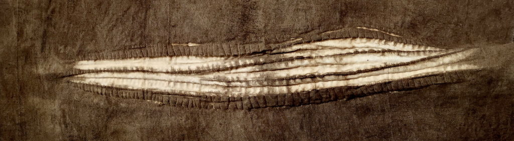 nui shibori sobre lona de algodón teñido con nogal