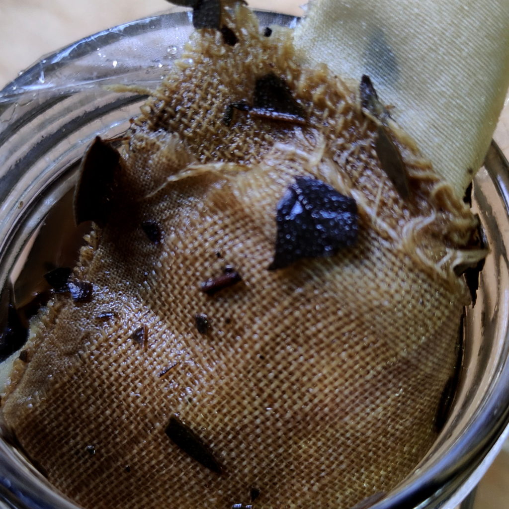 Teñido solar de lino y algodón con hojas de boldo al día 7