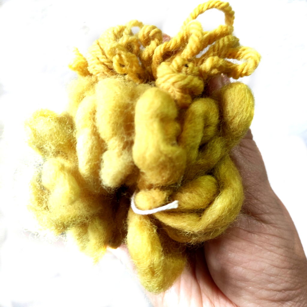 Resultado de teñido solar de lanas con hojas de durazno