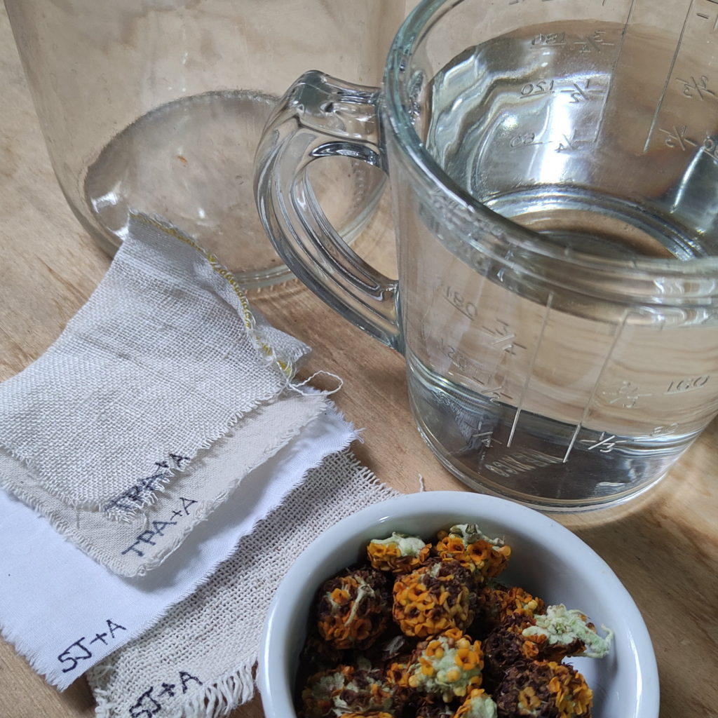 Materiales para teñido solar de fibras vegetales