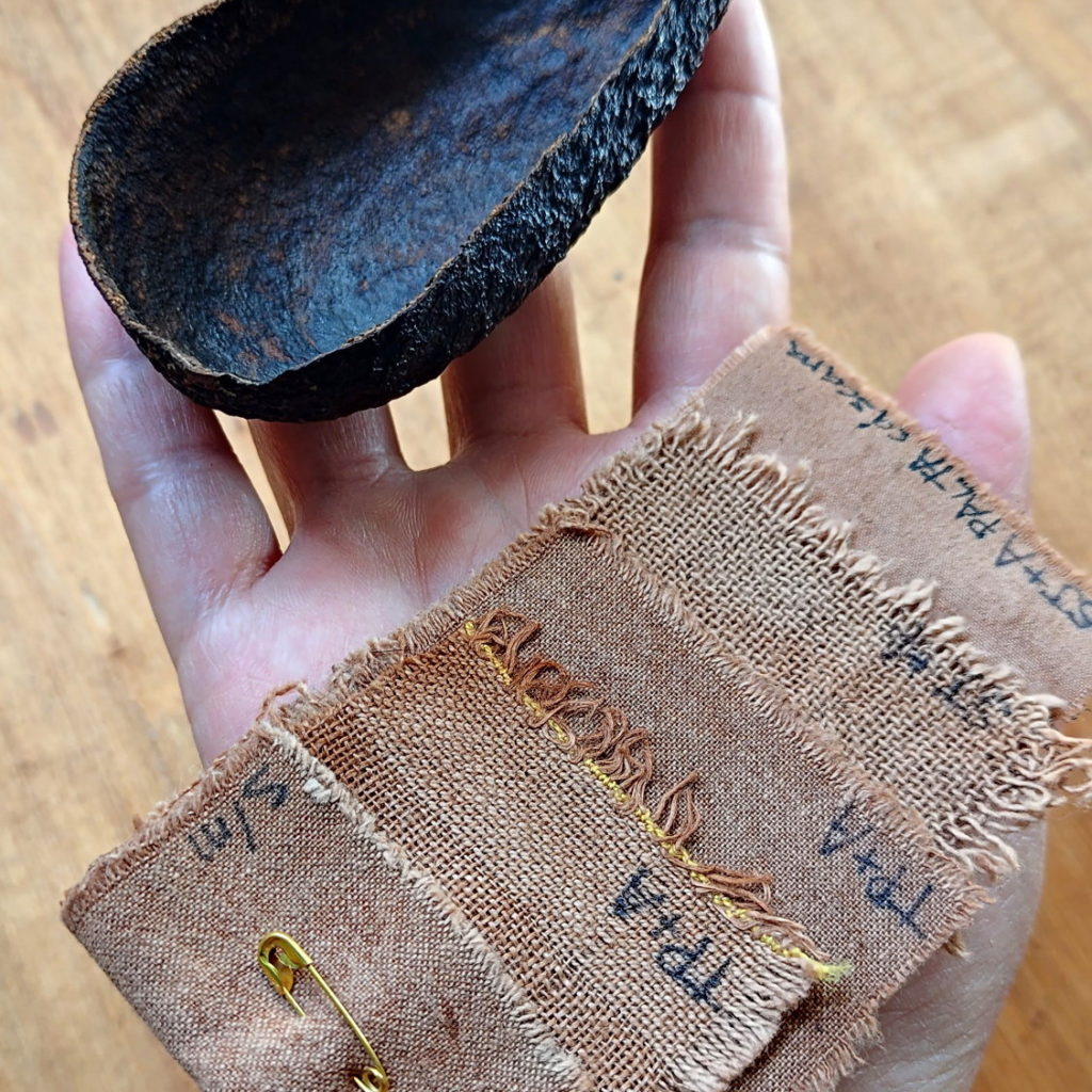 Resultado de teñido solar de lino y algodón con cáscaras de palta